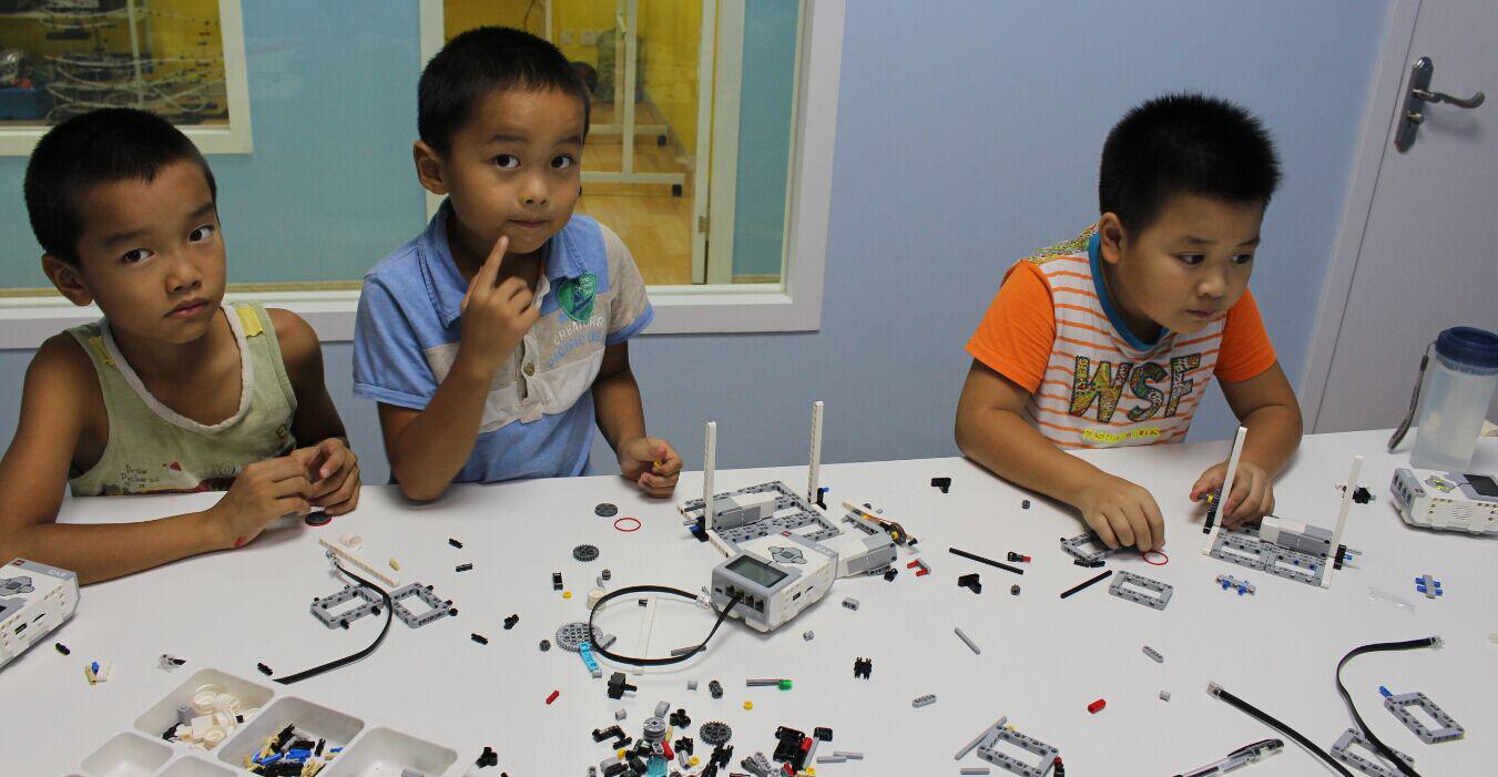 特力科機器人科教中心學員