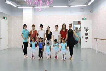 愛克森國際少兒藝術中心