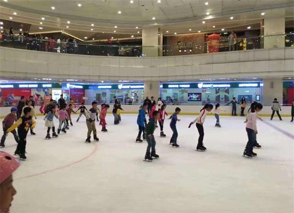 開(kāi)一個(gè)溜冰場(chǎng)要多少錢(qián)？