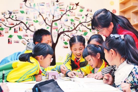 天使教育是一所專門從事兒童及青少年教育研究、推廣腦潛能開發(fā)及學(xué)習(xí)能力培訓(xùn)項(xiàng)目、提供聯(lián)合推廣智力、能力開發(fā)產(chǎn)品信息平臺(tái)的專門機(jī)構(gòu)。 研究所應(yīng)用了兒童教育心理學(xué)專家十多年的研究成果,具備完善的理論體系結(jié)構(gòu)、產(chǎn)品項(xiàng)目研發(fā)實(shí)力及項(xiàng)目推廣經(jīng)驗(yàn),匯集了一批矢志與幼兒教育研究、幼兒智力開發(fā)、幼兒項(xiàng)目推廣及教育軟件開發(fā)的人才,研究所下設(shè)以多個(gè)專家為首的兒童教育開發(fā)部、教育產(chǎn)品拓展部、教育服務(wù)管理部、人力資源管理部、財(cái)務(wù)部等幾大部門。 目前已推廣項(xiàng)目有學(xué)習(xí)能力系列,包括兒童注意力培訓(xùn)、數(shù)學(xué)解題訓(xùn)練、學(xué)習(xí)動(dòng)機(jī)訓(xùn)練。特色教程有:小博士珠心算、小博士思維繪畫、中華少兒口才、少兒英語簡(jiǎn)易音標(biāo)、讀寫訓(xùn)練教程、潛能思維訓(xùn)練、小靈獅動(dòng)手做科學(xué)等、漢文化啟蒙,在全國(guó)建立了50余所聯(lián)合辦學(xué)基地,成功的與300余所大中型幼兒園學(xué)習(xí)及校外教育機(jī)構(gòu)開展聯(lián)合辦學(xué)。 天使教育本著“育人為本,共同發(fā)展” 的經(jīng)營(yíng)理念,立志把我們的科研項(xiàng)目推廣全國(guó),精心打造幼兒教育的一桿旗幟,成為家喻戶曉的品牌,天使教育真誠(chéng)的邀請(qǐng)有志于從事教育事業(yè)的社會(huì)各界人士攜手共謀發(fā)展大計(jì)。 天使教育加盟有哪些優(yōu)勢(shì)?六大優(yōu)勢(shì)助您加盟 一、品牌優(yōu)勢(shì) 提供品牌授權(quán)、網(wǎng)絡(luò)推廣、選址指導(dǎo)、裝修支持。 二、招生推廣 提供開業(yè)招生活動(dòng)、每年招生宣、傳物料、主題活動(dòng)招生方案。 三、運(yùn)營(yíng)優(yōu)勢(shì) 提供上門運(yùn)營(yíng)指導(dǎo)、學(xué)校管理系統(tǒng)、系統(tǒng)運(yùn)營(yíng)手冊(cè)。 四、培訓(xùn)體系 提供教學(xué)培訓(xùn)、運(yùn)營(yíng)培訓(xùn)、市場(chǎng)培訓(xùn)、校長(zhǎng)學(xué)院。 五、會(huì)議體系 提供教學(xué)會(huì)議、運(yùn)營(yíng)會(huì)議、營(yíng)銷會(huì)議 六、客服體系 提供一對(duì)多微信群溝通、物料保障客服體系 天使教育加盟費(fèi)用分析: 投資天使教育大概要多少錢?現(xiàn)在加盟這個(gè)品牌做生意的費(fèi)用不高,小本投資就可以加盟。除了需要承擔(dān)一定的加盟費(fèi)外,還需要承擔(dān)房租、裝修費(fèi)、員工工資、水電費(fèi)等費(fèi)用,以及一定的流動(dòng)資金。加盟具體費(fèi)用因加盟者所處地區(qū),店鋪規(guī)模大小等因素的不同而有所差別,具體以實(shí)際情況為主。如在縣城開個(gè)100平米的教學(xué)區(qū),設(shè)備費(fèi)用需要2萬元,裝修費(fèi)用為1萬元,場(chǎng)地租金每季度為1萬元,保證金為3萬元,員工工資為1萬元,并且還需要一定的流動(dòng)資金預(yù)估為2萬元,那么總投資為10萬元。加盟更有總部提供的一系列的優(yōu)厚扶持,從選址、裝修、開店到后期運(yùn)營(yíng)一站式的幫扶,投資者開店經(jīng)營(yíng)更省心。 天使教育加盟利潤(rùn)分析: 只有付出足夠努力,并長(zhǎng)期堅(jiān)持的前提下,在一線城市開一家200㎡大小的天使教育加盟店,年利潤(rùn)在70-80萬元左右;在二線城市加盟天使教育,店鋪面積約在150㎡,一年可以穩(wěn)賺60萬元左右;三線城市開家100㎡天使教育加盟店,每年收入大概在40-50萬元。以上數(shù)據(jù)只是市場(chǎng)環(huán)境還不錯(cuò)的情況下的一個(gè)預(yù)估,如果受當(dāng)?shù)鼐C合環(huán)境的影響,有可能就達(dá)不到預(yù)估值。前面提到的投資回報(bào)值僅作參考,各位投資者們需根據(jù)自身情況來估算投資回報(bào)。 天使教育加盟條件: 1、年滿18周歲,有獨(dú)立承擔(dān)民事責(zé)任的能力及法人資格; 2、自愿申請(qǐng)加盟天使教育連鎖體系,并有一定的經(jīng)濟(jì)實(shí)力及投資能力; 3、認(rèn)同天使教育經(jīng)營(yíng)理念和產(chǎn)品結(jié)構(gòu),服從公司統(tǒng)一管理和培訓(xùn),并能配合公司督導(dǎo)尋查工作; 4、自行提供店面選址,及經(jīng)營(yíng)所需相關(guān)證照,并接受公司評(píng)估; 5、擁有良好的商業(yè)品德、合作觀念 6、能夠全身心投入,統(tǒng)一使用天使教育品牌名稱,自覺維護(hù)品牌形象; 7、特許經(jīng)營(yíng)店應(yīng)遵守國(guó)家餐飲服務(wù)行業(yè)相關(guān)法律法規(guī),不可從事違法或財(cái)壞社會(huì)道德風(fēng)尚的活動(dòng)。 天使教育加盟流程: 1、意向溝通 如果您有意向加盟天使教育項(xiàng)目,您可通過致電或者留言,將您的加盟意向,所在城市告訴我們。 2、了解項(xiàng)目 總部接到您的留言或電話,第一時(shí)間會(huì)與你取得聯(lián)系,深入的介紹天使教育加盟項(xiàng)目,讓您全面了解項(xiàng)目?jī)?nèi)容; 3、預(yù)約考察 與天使教育項(xiàng)目經(jīng)理溝通來總部考察時(shí)間,做好預(yù)約,確定來總部考察的時(shí)間,老師提前做好接待; 4、現(xiàn)場(chǎng)初審 天使教育開發(fā)人員前往項(xiàng)目現(xiàn)場(chǎng)考察,約3個(gè)工作日收集完全面信息,包括對(duì)項(xiàng)目周邊消費(fèi)水平,發(fā)展?jié)摿M(jìn)行評(píng)估,以及營(yíng)收測(cè)算,工程改造建議等,并面對(duì)面與加盟商交流; 5、合作達(dá)成 天使教育提供專業(yè)的投資分析報(bào)告,經(jīng)雙方確認(rèn)無誤后簽訂《特許經(jīng)營(yíng)合同》,自合同簽訂之日起,2-7個(gè)工作日審批。 天使教育是一所專門從事兒童及青少年教育研究、推廣腦潛能開發(fā)及學(xué)習(xí)能力培訓(xùn)項(xiàng)目、提供聯(lián)合推廣智力、能力開發(fā)產(chǎn)品信息平臺(tái)的專門機(jī)構(gòu)。 研究所應(yīng)用了兒童教育心理學(xué)專家十多年的研究成果,具備完善的理論體系結(jié)構(gòu)、產(chǎn)品項(xiàng)目研發(fā)實(shí)力及項(xiàng)目推廣經(jīng)驗(yàn),匯集了一批矢志與幼兒教育研究、幼兒智力開發(fā)、幼兒項(xiàng)目推廣及教育軟件開發(fā)的人才,研究所下設(shè)以多個(gè)專家為首的兒童教育開發(fā)部、教育產(chǎn)品拓展部、教育服務(wù)管理部、人力資源管理部、財(cái)務(wù)部等幾大部門。 目前已推廣項(xiàng)目有學(xué)習(xí)能力系列,包括兒童注意力培訓(xùn)、數(shù)學(xué)解題訓(xùn)練、學(xué)習(xí)動(dòng)機(jī)訓(xùn)練。特色教程有:小博士珠心算、小博士思維繪畫、中華少兒口才、少兒英語簡(jiǎn)易音標(biāo)、讀寫訓(xùn)練教程、潛能思維訓(xùn)練、小靈獅動(dòng)手做科學(xué)等、漢文化啟蒙,在全國(guó)建立了50余所聯(lián)合辦學(xué)基地,成功的與300余所大中型幼兒園學(xué)習(xí)及校外教育機(jī)構(gòu)開展聯(lián)合辦學(xué)。 天使教育本著“育人為本,共同發(fā)展” 的經(jīng)營(yíng)理念,立志把我們的科研項(xiàng)目推廣全國(guó),精心打造幼兒教育的一桿旗幟,成為家喻戶曉的品牌,天使教育真誠(chéng)的邀請(qǐng)有志于從事教育事業(yè)的社會(huì)各界人士攜手共謀發(fā)展大計(jì)。 天使教育加盟有哪些優(yōu)勢(shì)?六大優(yōu)勢(shì)助您加盟 一、品牌優(yōu)勢(shì) 提供品牌授權(quán)、網(wǎng)絡(luò)推廣、選址指導(dǎo)、裝修支持。 二、招生推廣 提供開業(yè)招生活動(dòng)、每年招生宣、傳物料、主題活動(dòng)招生方案。 三、運(yùn)營(yíng)優(yōu)勢(shì) 提供上門運(yùn)營(yíng)指導(dǎo)、學(xué)校管理系統(tǒng)、系統(tǒng)運(yùn)營(yíng)手冊(cè)。 四、培訓(xùn)體系 提供教學(xué)培訓(xùn)、運(yùn)營(yíng)培訓(xùn)、市場(chǎng)培訓(xùn)、校長(zhǎng)學(xué)院。 五、會(huì)議體系 提供教學(xué)會(huì)議、運(yùn)營(yíng)會(huì)議、營(yíng)銷會(huì)議 六、客服體系 提供一對(duì)多微信群溝通、物料保障客服體系 天使教育加盟費(fèi)用分析: 投資天使教育大概要多少錢?現(xiàn)在加盟這個(gè)品牌做生意的費(fèi)用不高,小本投資就可以加盟。除了需要承擔(dān)一定的加盟費(fèi)外,還需要承擔(dān)房租、裝修費(fèi)、員工工資、水電費(fèi)等費(fèi)用,以及一定的流動(dòng)資金。加盟具體費(fèi)用因加盟者所處地區(qū),店鋪規(guī)模大小等因素的不同而有所差別,具體以實(shí)際情況為主。如在縣城開個(gè)100平米的教學(xué)區(qū),設(shè)備費(fèi)用需要2萬元,裝修費(fèi)用為1萬元,場(chǎng)地租金每季度為1萬元,保證金為3萬元,員工工資為1萬元,并且還需要一定的流動(dòng)資金預(yù)估為2萬元,那么總投資為10萬元。加盟更有總部提供的一系列的優(yōu)厚扶持,從選址、裝修、開店到后期運(yùn)營(yíng)一站式的幫扶,投資者開店經(jīng)營(yíng)更省心。 天使教育加盟利潤(rùn)分析: 只有付出足夠努力,并長(zhǎng)期堅(jiān)持的前提下,在一線城市開一家200㎡大小的天使教育加盟店,年利潤(rùn)在70-80萬元左右;在二線城市加盟天使教育,店鋪面積約在150㎡,一年可以穩(wěn)賺60萬元左右;三線城市開家100㎡天使教育加盟店,每年收入大概在40-50萬元。以上數(shù)據(jù)只是市場(chǎng)環(huán)境還不錯(cuò)的情況下的一個(gè)預(yù)估,如果受當(dāng)?shù)鼐C合環(huán)境的影響,有可能就達(dá)不到預(yù)估值。前面提到的投資回報(bào)值僅作參考,各位投資者們需根據(jù)自身情況來估算投資回報(bào)。 天使教育加盟條件: 1、年滿18周歲,有獨(dú)立承擔(dān)民事責(zé)任的能力及法人資格; 2、自愿申請(qǐng)加盟天使教育連鎖體系,并有一定的經(jīng)濟(jì)實(shí)力及投資能力; 3、認(rèn)同天使教育經(jīng)營(yíng)理念和產(chǎn)品結(jié)構(gòu),服從公司統(tǒng)一管理和培訓(xùn),并能配合公司督導(dǎo)尋查工作; 4、自行提供店面選址,及經(jīng)營(yíng)所需相關(guān)證照,并接受公司評(píng)估; 5、擁有良好的商業(yè)品德、合作觀念 6、能夠全身心投入,統(tǒng)一使用天使教育品牌名稱,自覺維護(hù)品牌形象; 7、特許經(jīng)營(yíng)店應(yīng)遵守國(guó)家餐飲服務(wù)行業(yè)相關(guān)法律法規(guī),不可從事違法或財(cái)壞社會(huì)道德風(fēng)尚的活動(dòng)。 天使教育加盟流程: 1、意向溝通 如果您有意向加盟天使教育項(xiàng)目,您可通過致電或者留言,將您的加盟意向,所在城市告訴我們。 2、了解項(xiàng)目 總部接到您的留言或電話,第一時(shí)間會(huì)與你取得聯(lián)系,深入的介紹天使教育加盟項(xiàng)目,讓您全面了解項(xiàng)目?jī)?nèi)容; 3、預(yù)約考察 與天使教育項(xiàng)目經(jīng)理溝通來總部考察時(shí)間,做好預(yù)約,確定來總部考察的時(shí)間,老師提前做好接待; 4、現(xiàn)場(chǎng)初審 天使教育開發(fā)人員前往項(xiàng)目現(xiàn)場(chǎng)考察,約3個(gè)工作日收集完全面信息,包括對(duì)項(xiàng)目周邊消費(fèi)水平,發(fā)展?jié)摿M(jìn)行評(píng)估,以及營(yíng)收測(cè)算,工程改造建議等,并面對(duì)面與加盟商交流; 5、合作達(dá)成 天使教育提供專業(yè)的投資分析報(bào)告,經(jīng)雙方確認(rèn)無誤后簽訂《特許經(jīng)營(yíng)合同》,自合同簽訂之日起,2-7個(gè)工作日審批。